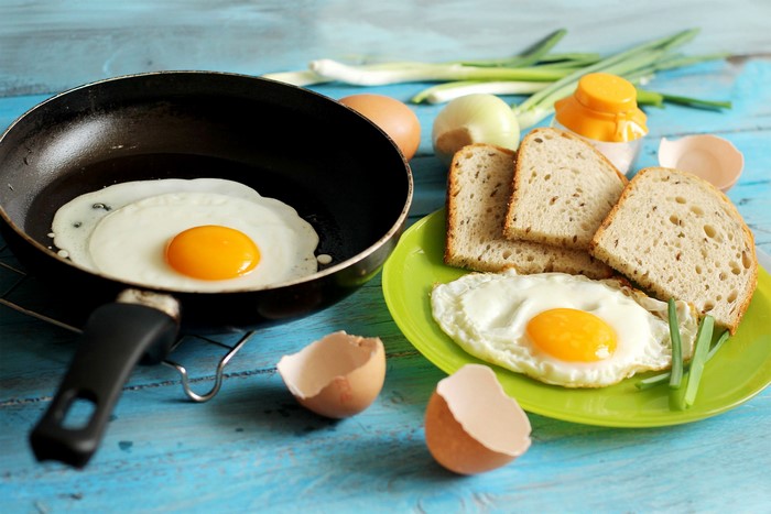 Fried eggs with bread and green onions
