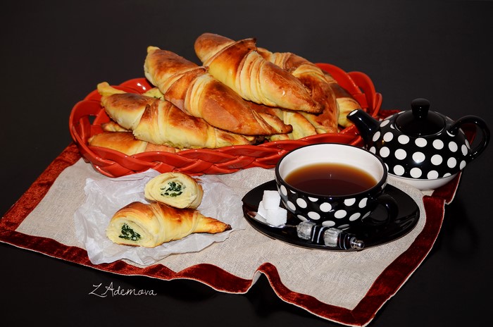 Croissants with spinach filling and tea
