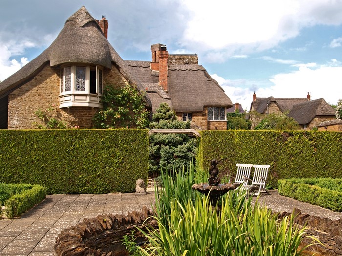 Thatched cottages with garden and fountain in Sibford Gower