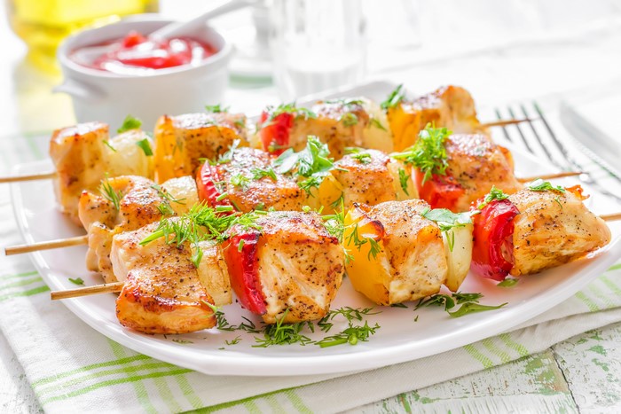 Chicken and vegetable skewers with ketchup