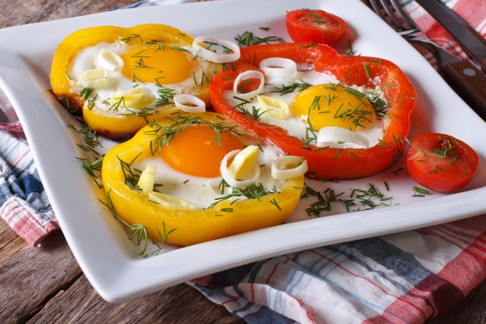 Bell peppers with fried eggs and dill