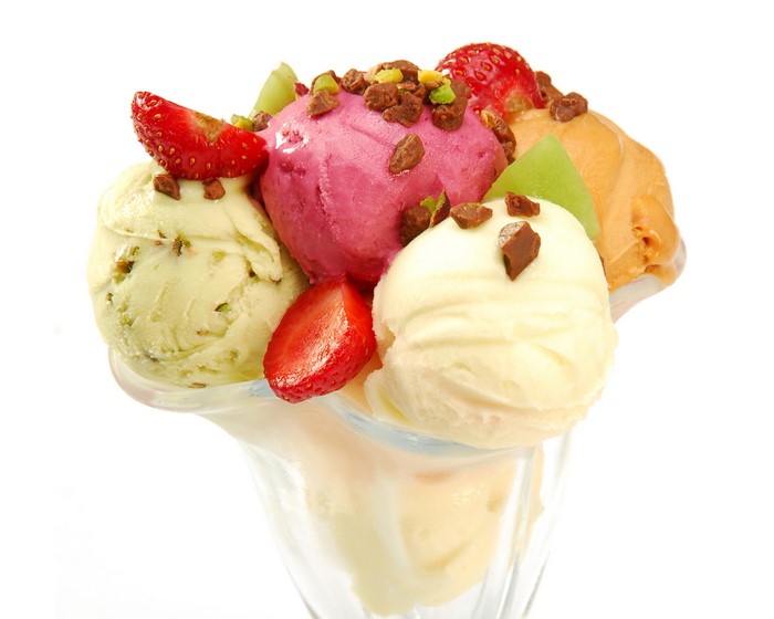 Ice cream sundae with fruits and toppings