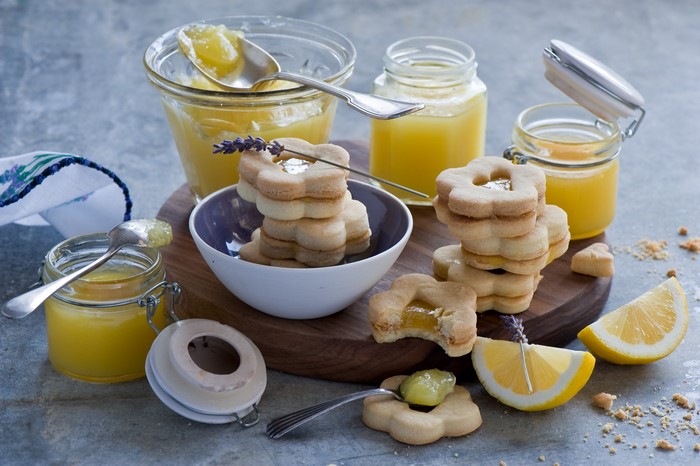 Lemon curd cookies with lavender and lemon slices