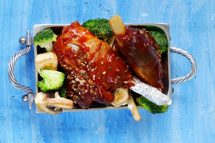 Braised Meat Shanks with Broccoli and Mushrooms