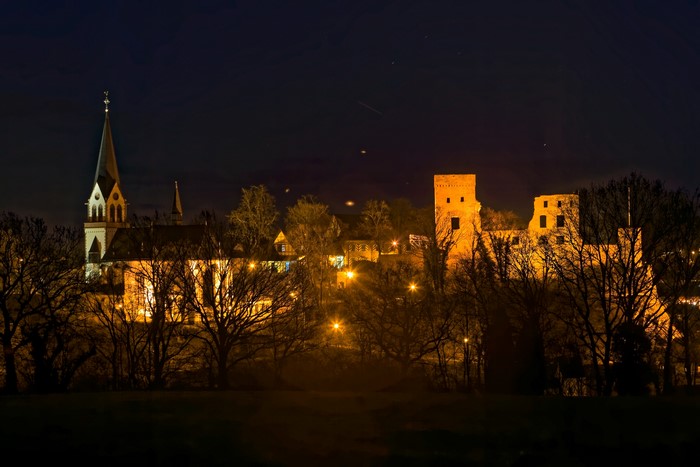 Church and castle ruins at night in Kastellaun, Germany