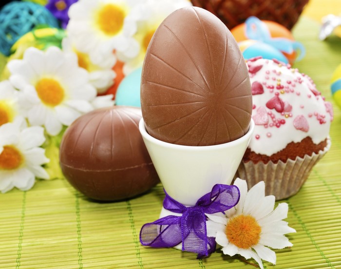 Easter chocolate eggs and cupcake with flowers