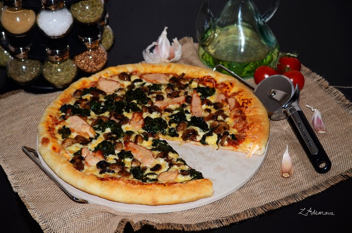 Pizza with chicken and spinach