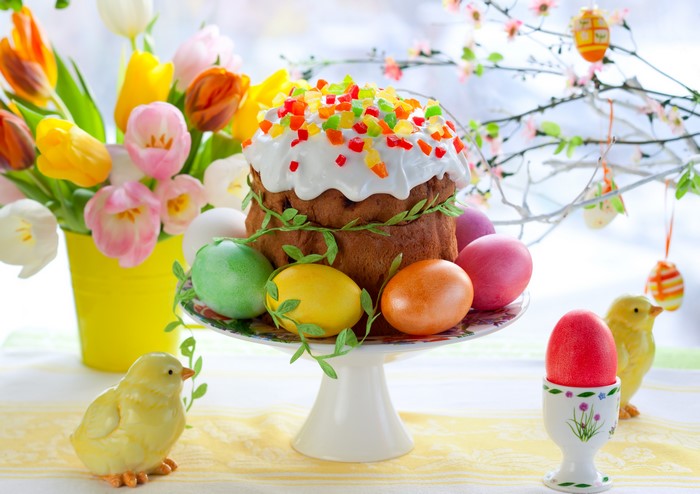 Easter cake with tulips and eggs