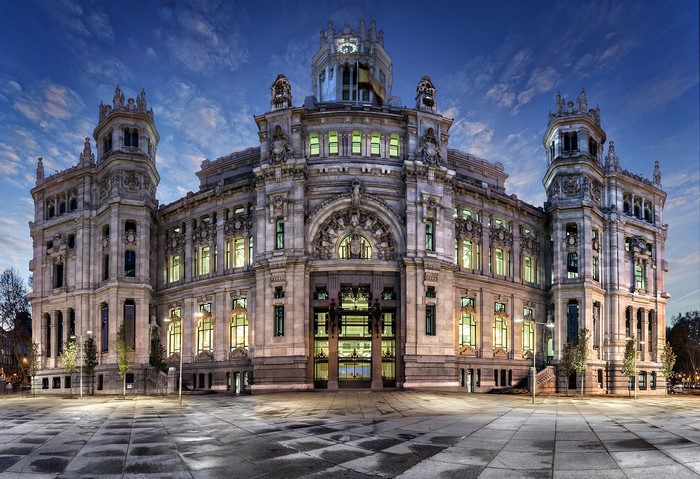 Palacio de Cibeles in Madrid at night