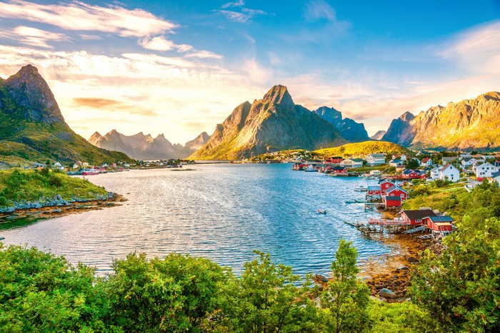 4K Norway Lofoten Mountains Lake Houses Scenery