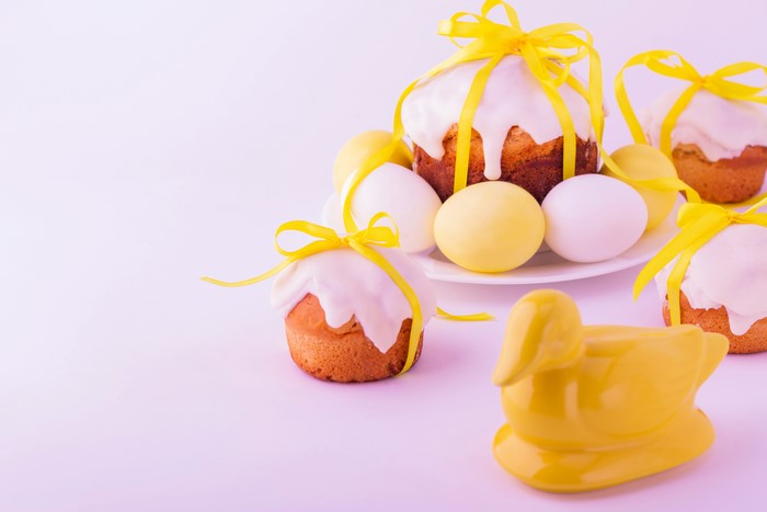 Easter cakes with yellow ribbons and eggs