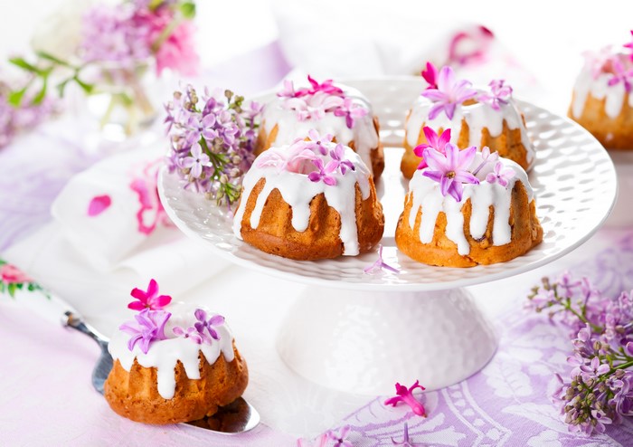 Bundt cakes with white icing and flowers