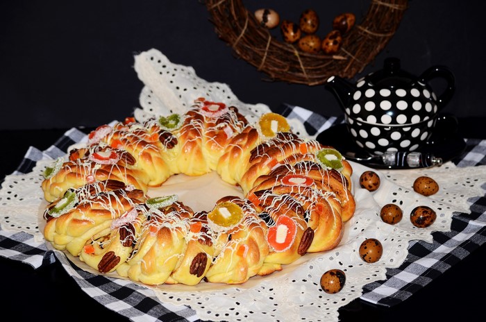 Wreath-shaped pastry with candied fruit and nuts