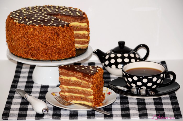 Chocolate cake with tea set