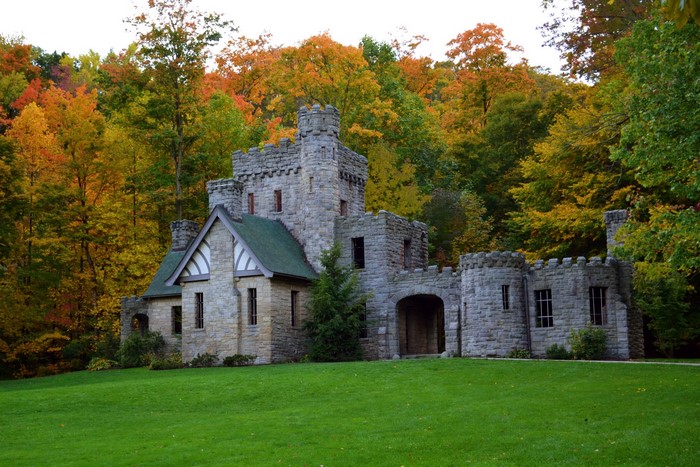 Squires Castle in the USA during autumn