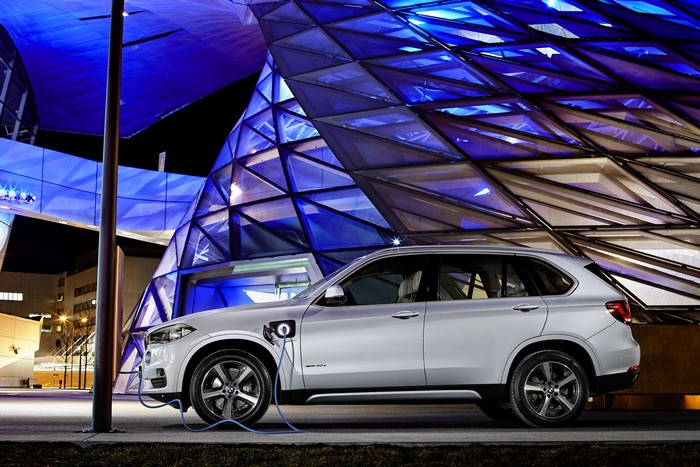 4K 2015 X5 xDrive40e BMW charging