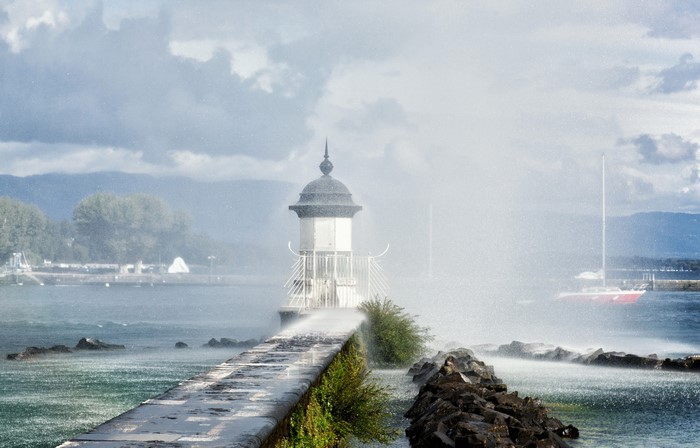 4K Lake Geneva Lighthouse with Water Splash