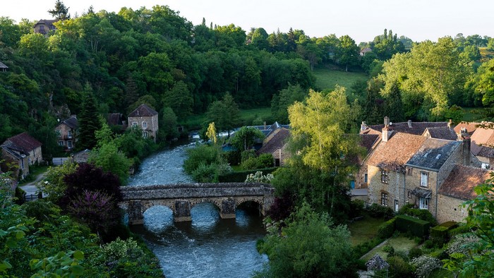 Saint-Ceneri-le-Gerei, France: River and Stone Bridge