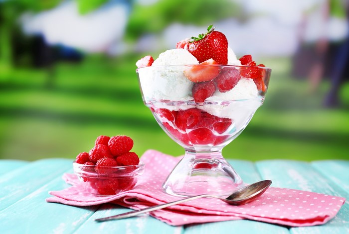 Ice cream with raspberries and strawberries