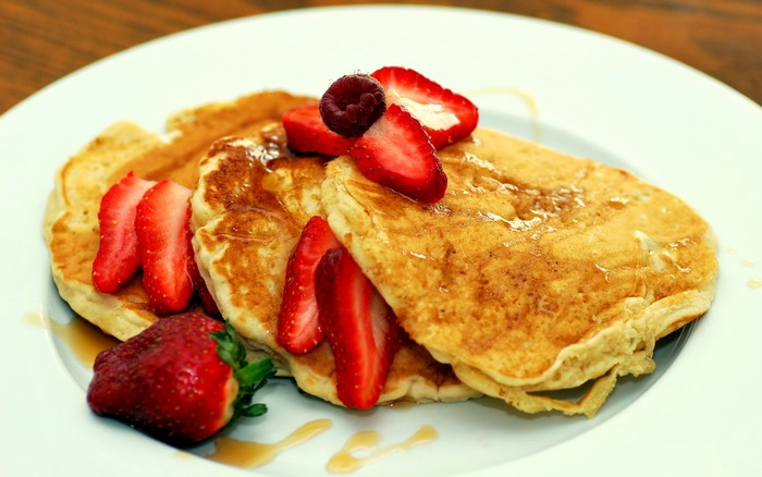 Pancakes with strawberries and raspberries