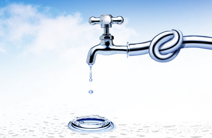 Tap with a knot and dripping water