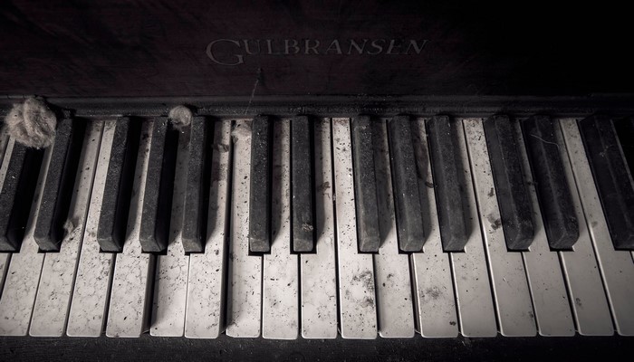 Close-up of a dusty Gulbransen piano keyboard