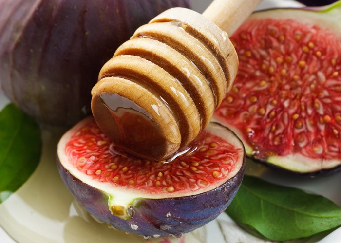 Figs with honey and a honey dipper