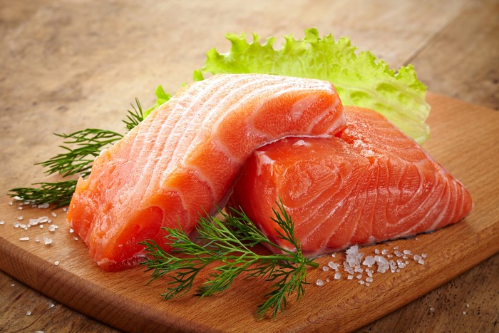 Fresh Salmon Fillets with Dill and Lettuce