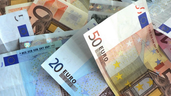 Euro banknotes: 20 and 50 denominations