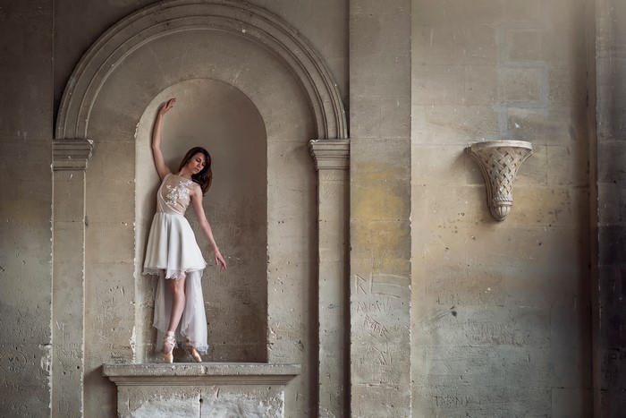 Marie-Lys Navarro ballet dancer in stone alcove