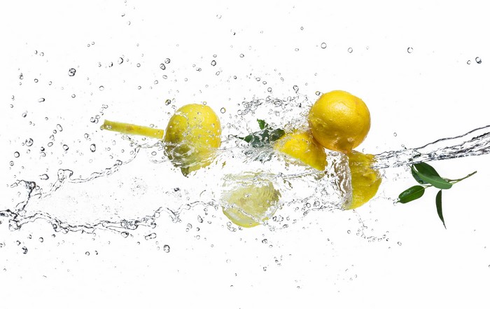 Lemons splashing in water