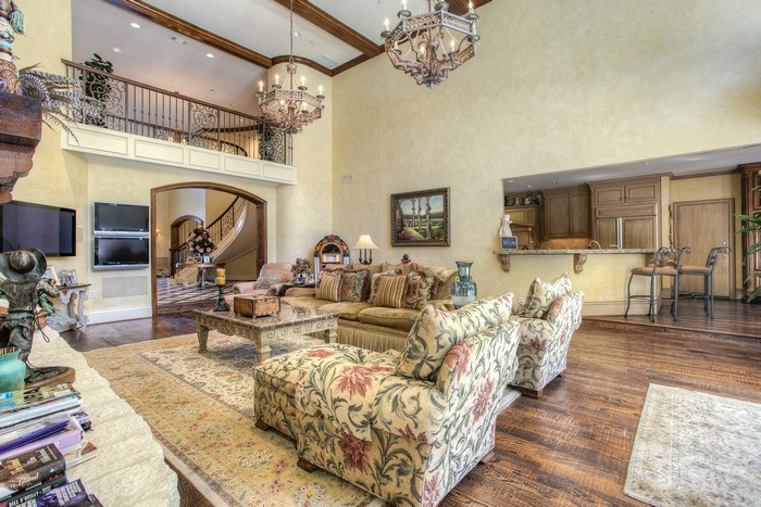 Living Room with Kitchen Bar in Dallas, Texas