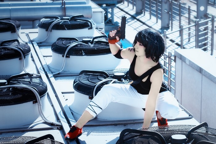 Faith Connors from Mirror's Edge holding a pistol