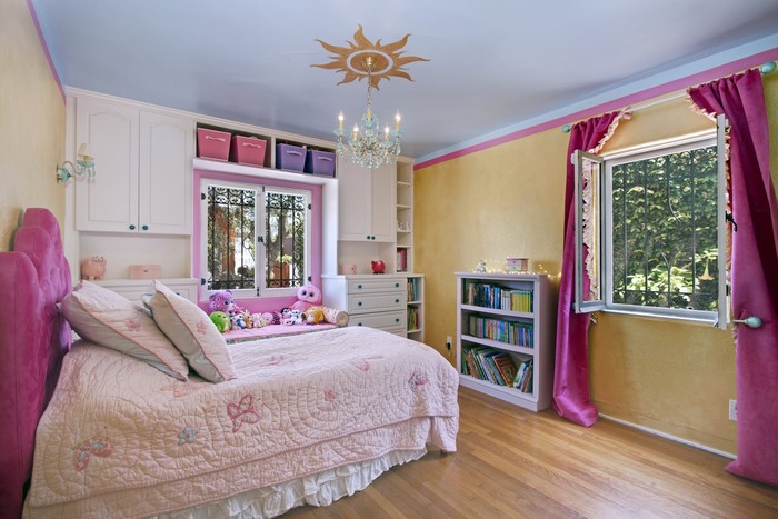 Children's Bedroom with Pink and Yellow Decor