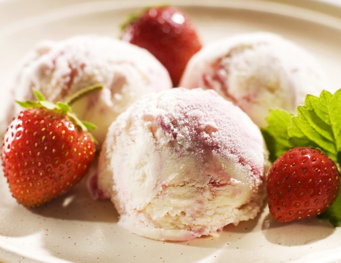 Strawberry ice cream scoops with fresh strawberries