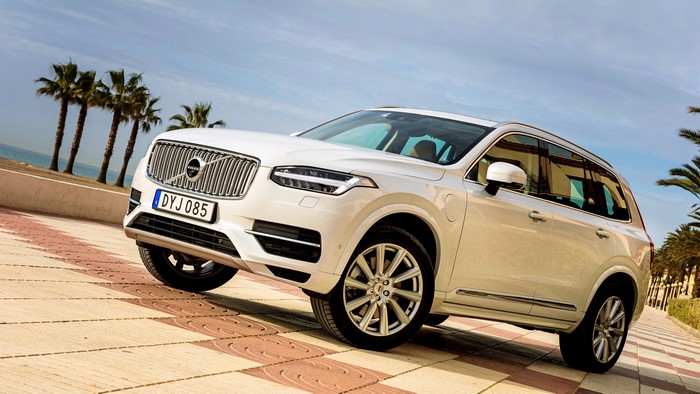 White Volvo XC90 D5