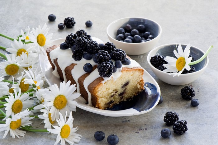 Pound cake with berries and daisies
