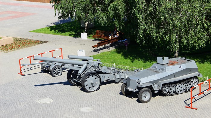 SdKfz 250-1 and sFH 18 artillery gun at Panorama Museum