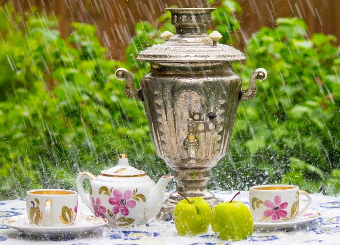 Samovar, cups, apples, and rain