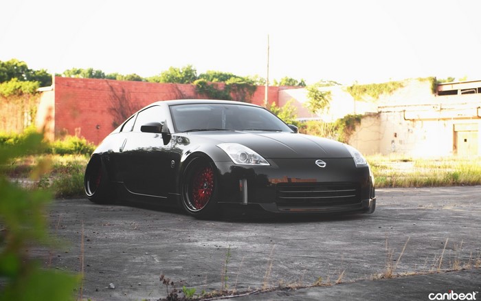 Black Nissan 350Z with red rims