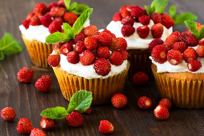 Cupcakes with Wild Strawberries and Mint