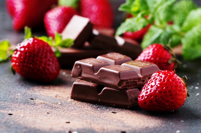 Chocolate bar with strawberries and mint