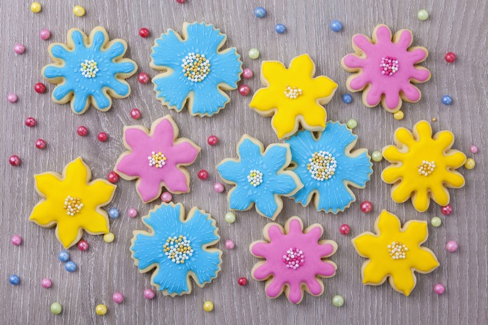 Flower-shaped cookies with sprinkles