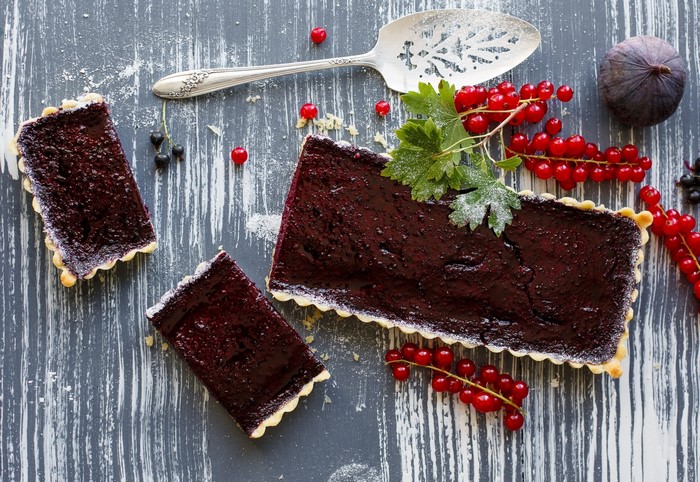 Rectangular tart with berries and fig