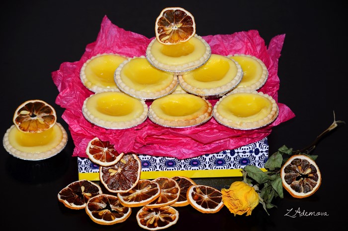 Lemon tarts with dried citrus and rose