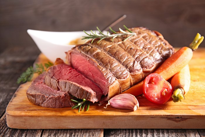 Roast beef with carrots, tomatoes, and garlic