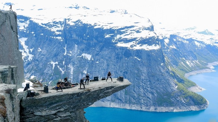 Band performs on Trolltunga cliff in Norway