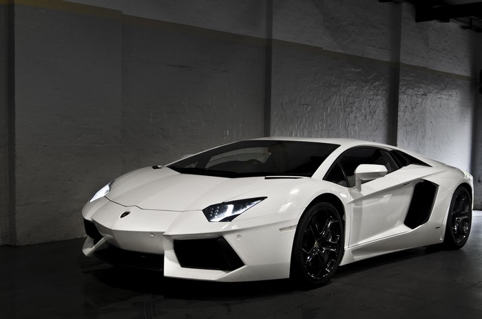 White Lamborghini Aventador LP700-4
