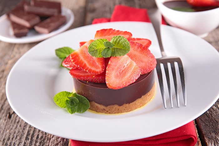 Chocolate cake with strawberries and mint
