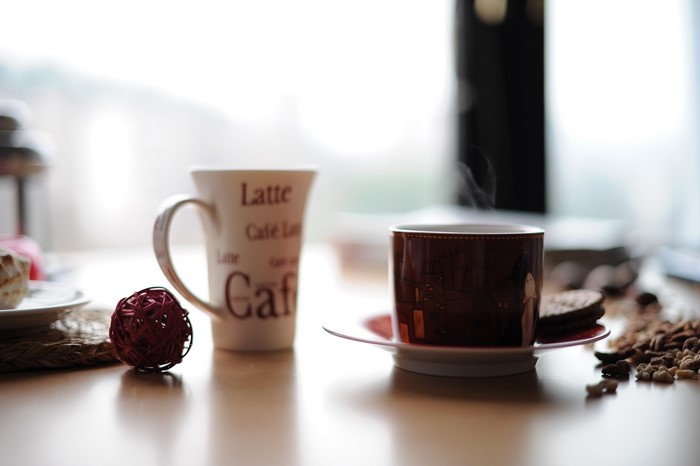 Coffee mugs and cookies on a table